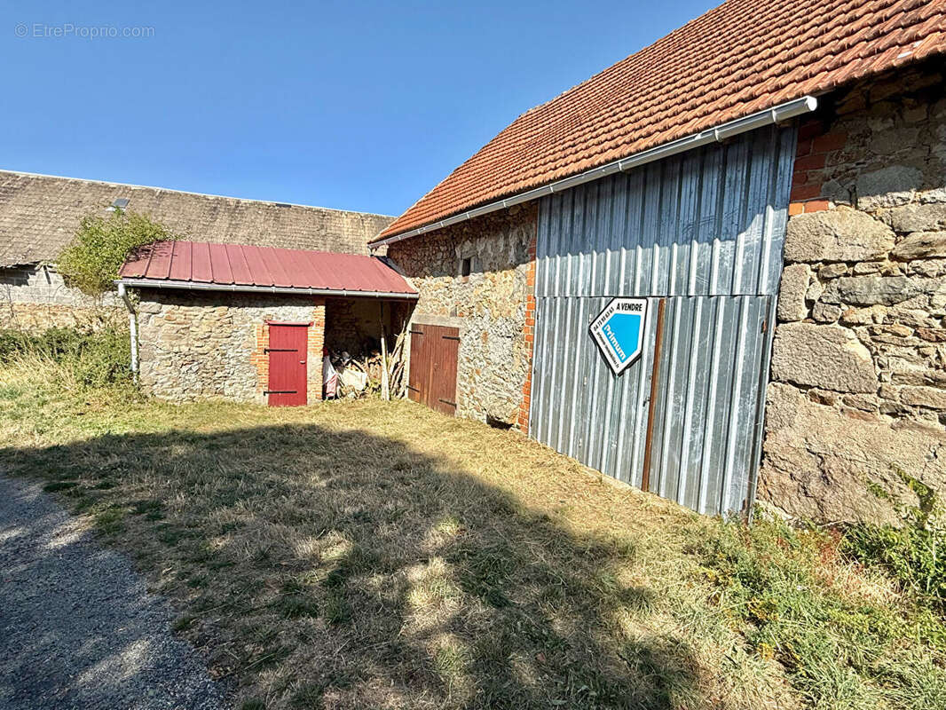 BIOLLET / Grange à fort potentiel de 113 M2 au sol ! - photo 8
