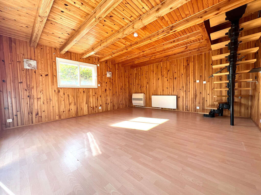 Maison à MANDAILLES-SAINT-JULIEN