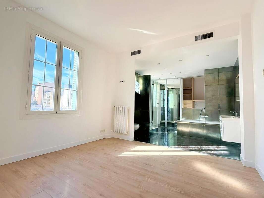   - Appartement à CANNES
