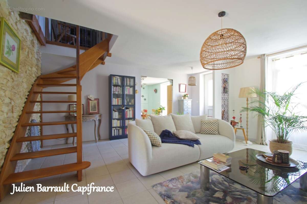 Maison familiale en pierre de 150m² avec 3 chambres rénovée en 2006 sur un terrain arboré et clos de 1617 m² - photo 8