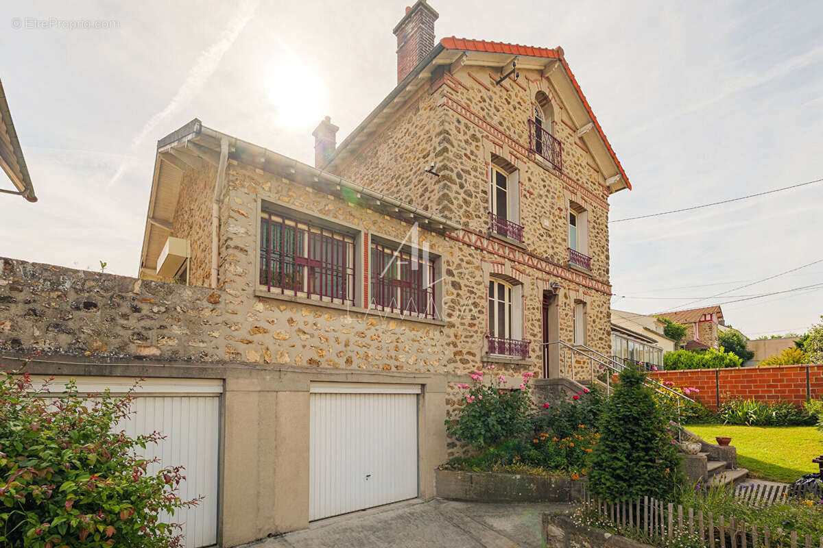 Maison à SAINT-THIBAULT-DES-VIGNES