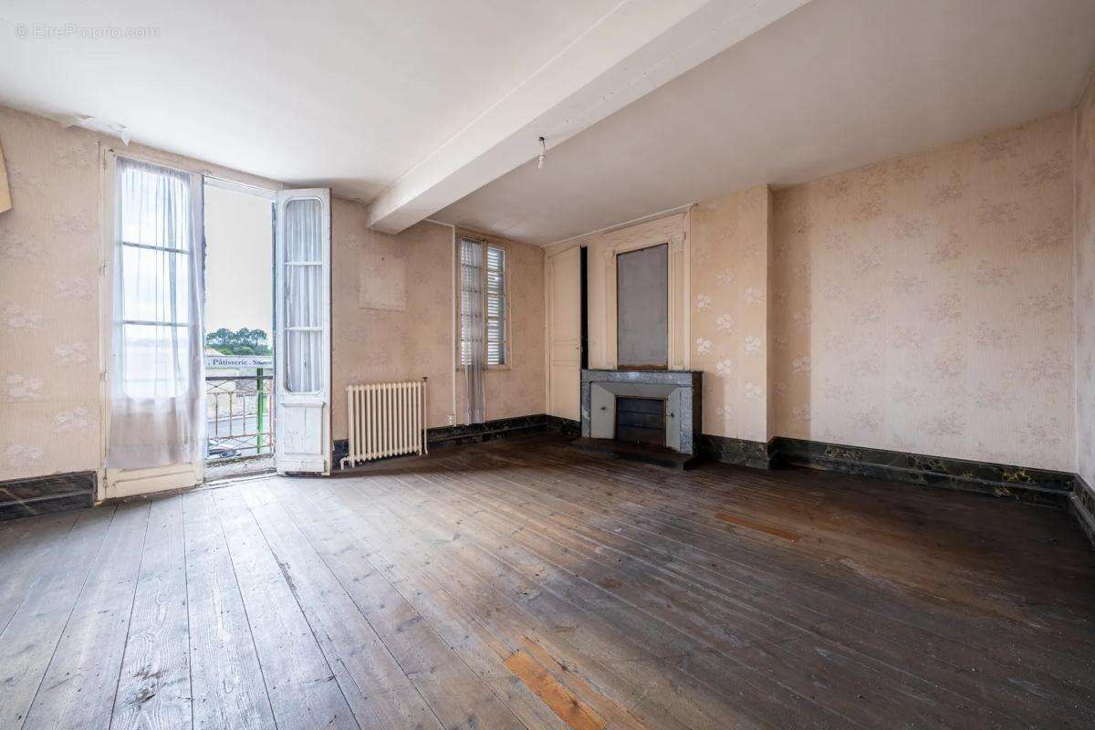 Maison à SAINT-MEDARD-DE-GUIZIERES