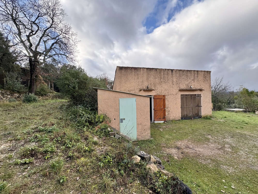 Terrain à MEOUNES-LES-MONTRIEUX