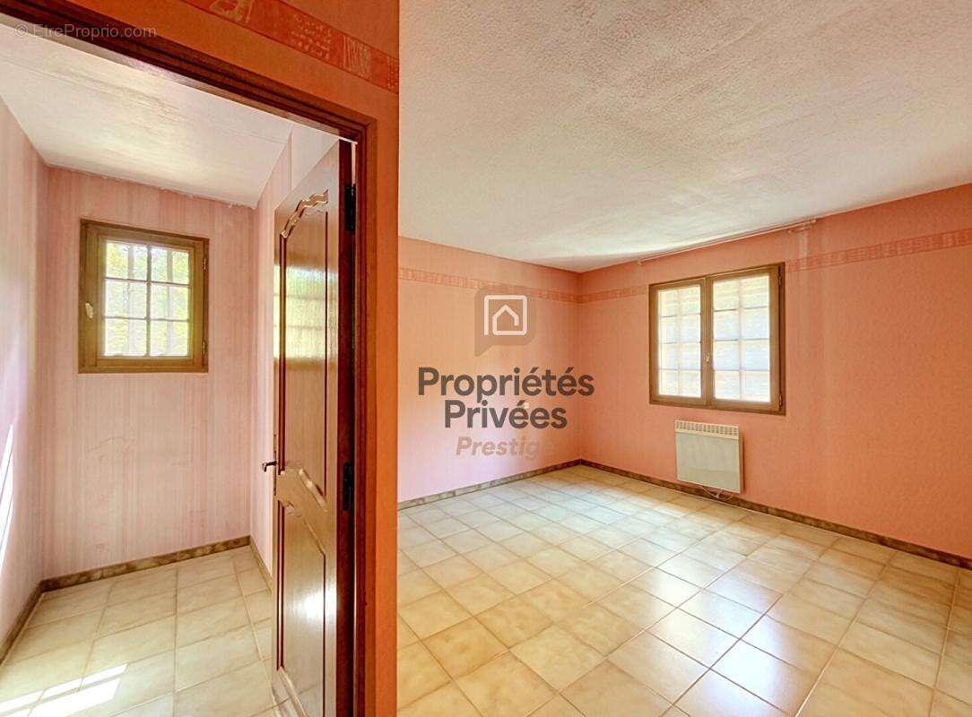 Villa T5 plain-pied 119 m², Terrain 1750 m², 4 chambres, Garage , Au calme , Saint-Maximin 83470 - photo 13