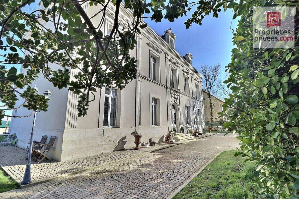 Maison bourgeoise de 380 m2 sur 3 niveaux avec de nombreuses possibilités - photo 4