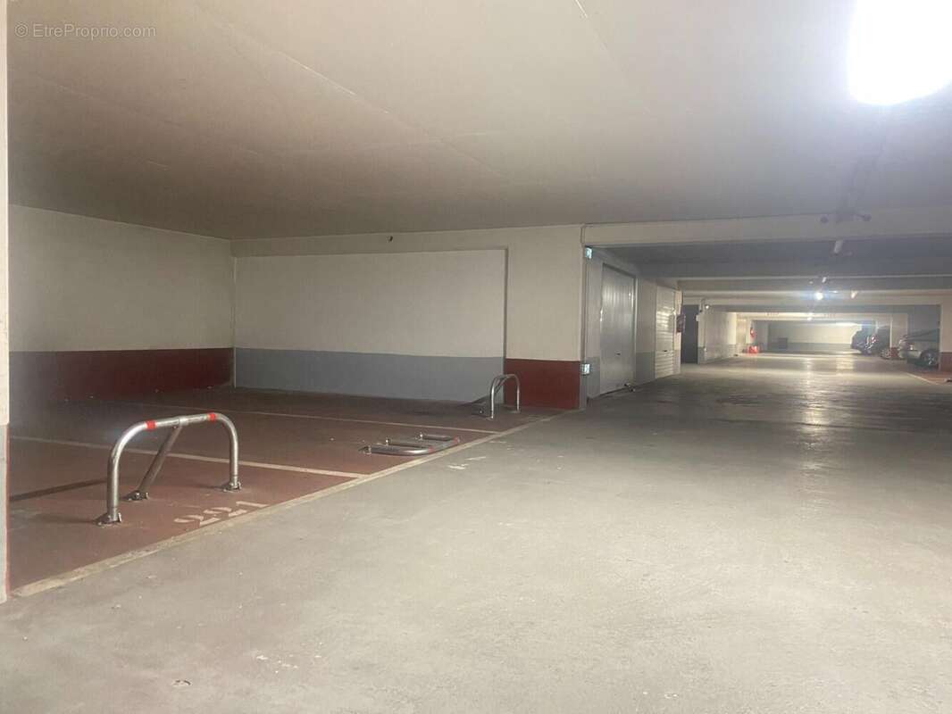Photo 3 - Parking à PARIS-11E