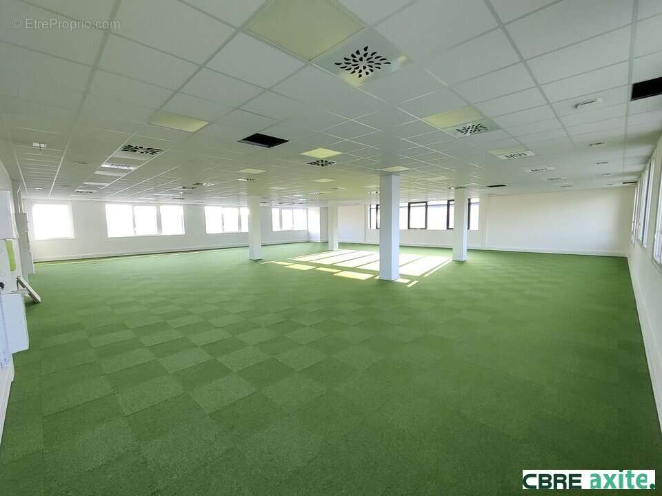Commerce 763 m² à Echirolles  - photo 4
