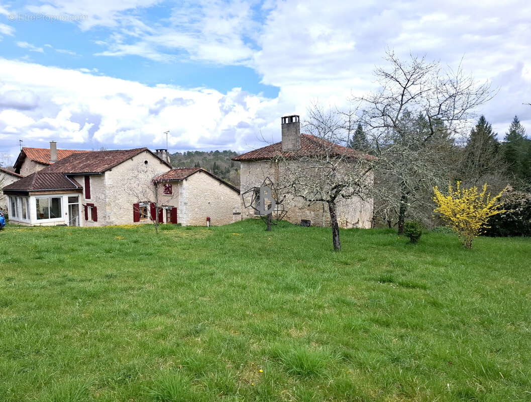 Maison à CHAMPAGNAC-DE-BELAIR
