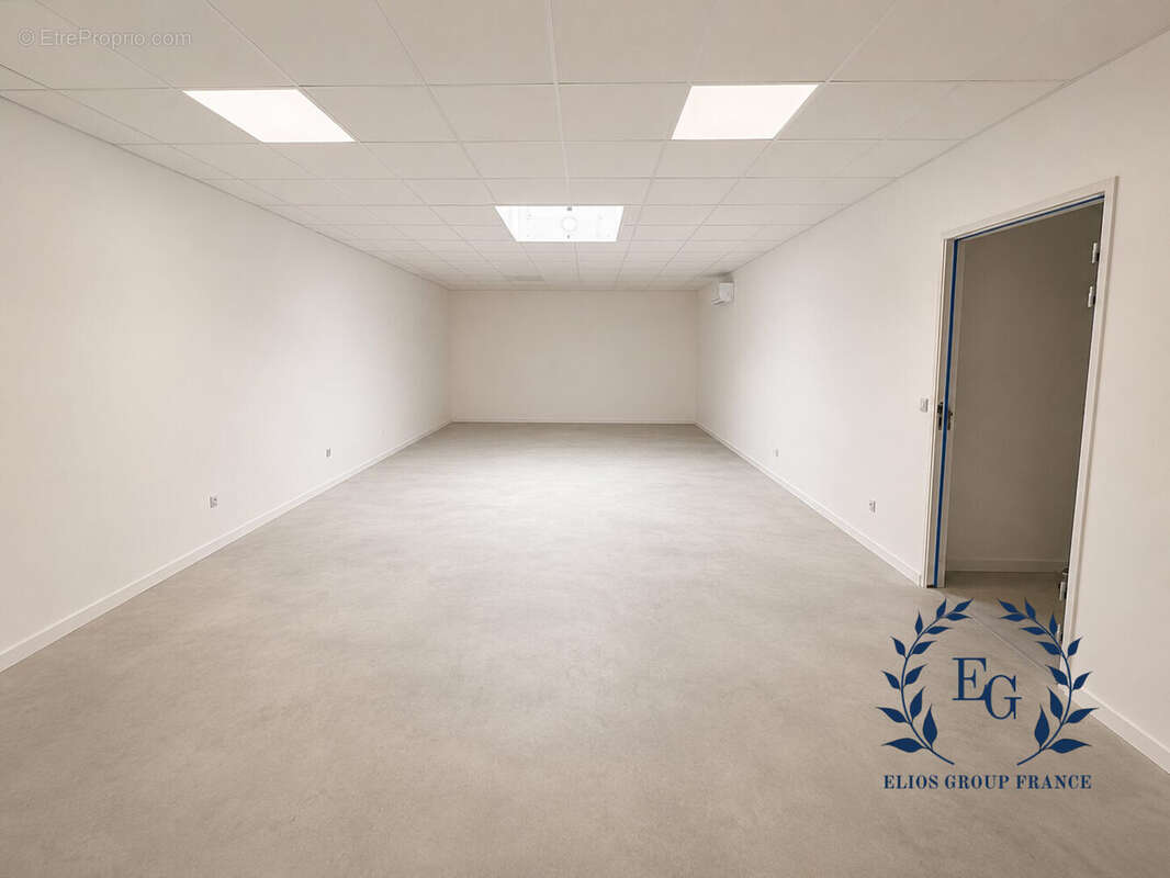 Commerce 125 m² à Saint-Maximin-La-Sainte-Baume  - photo 6