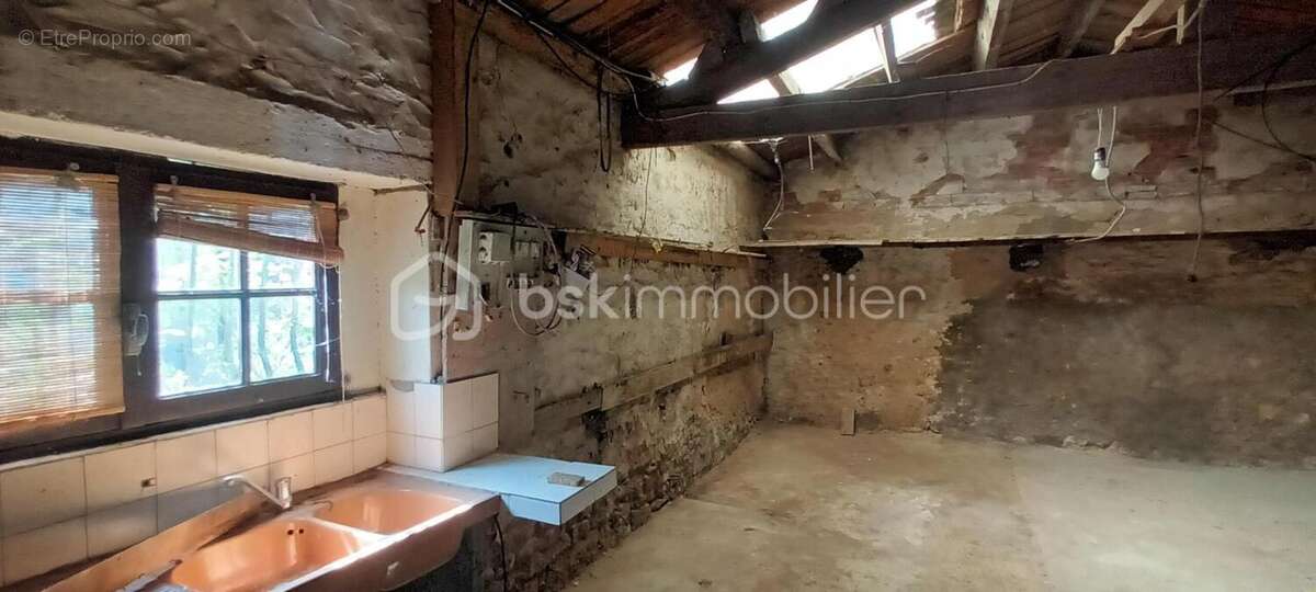 Maison de plain pied de 70m2,grenier amenageable de 70m2, dependances, garage + cour fermee - photo 10
