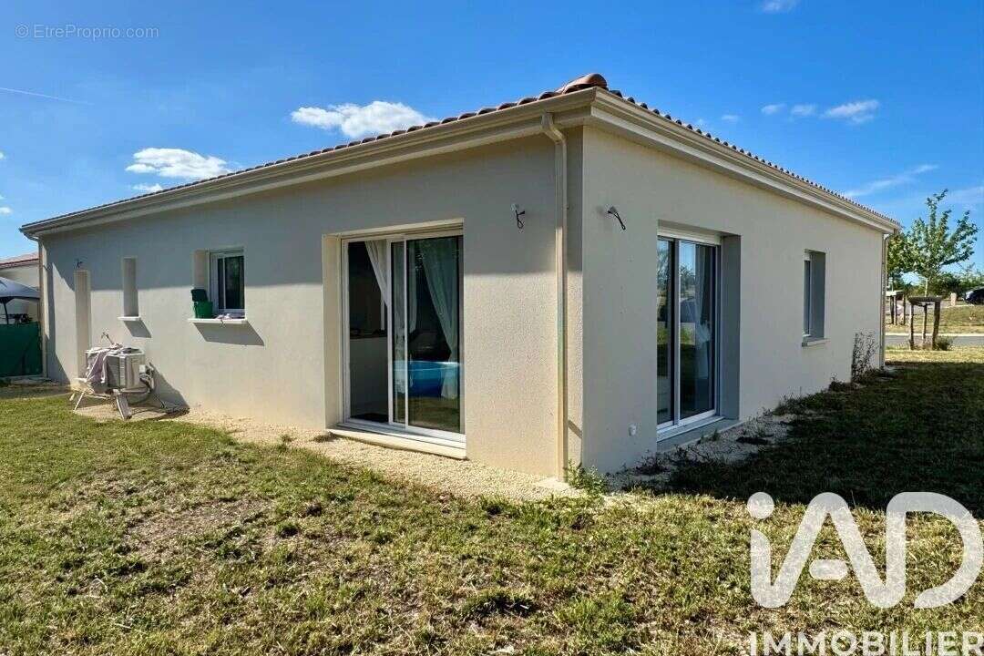 Maison 94 m² à Fouquebrune  - photo 2
