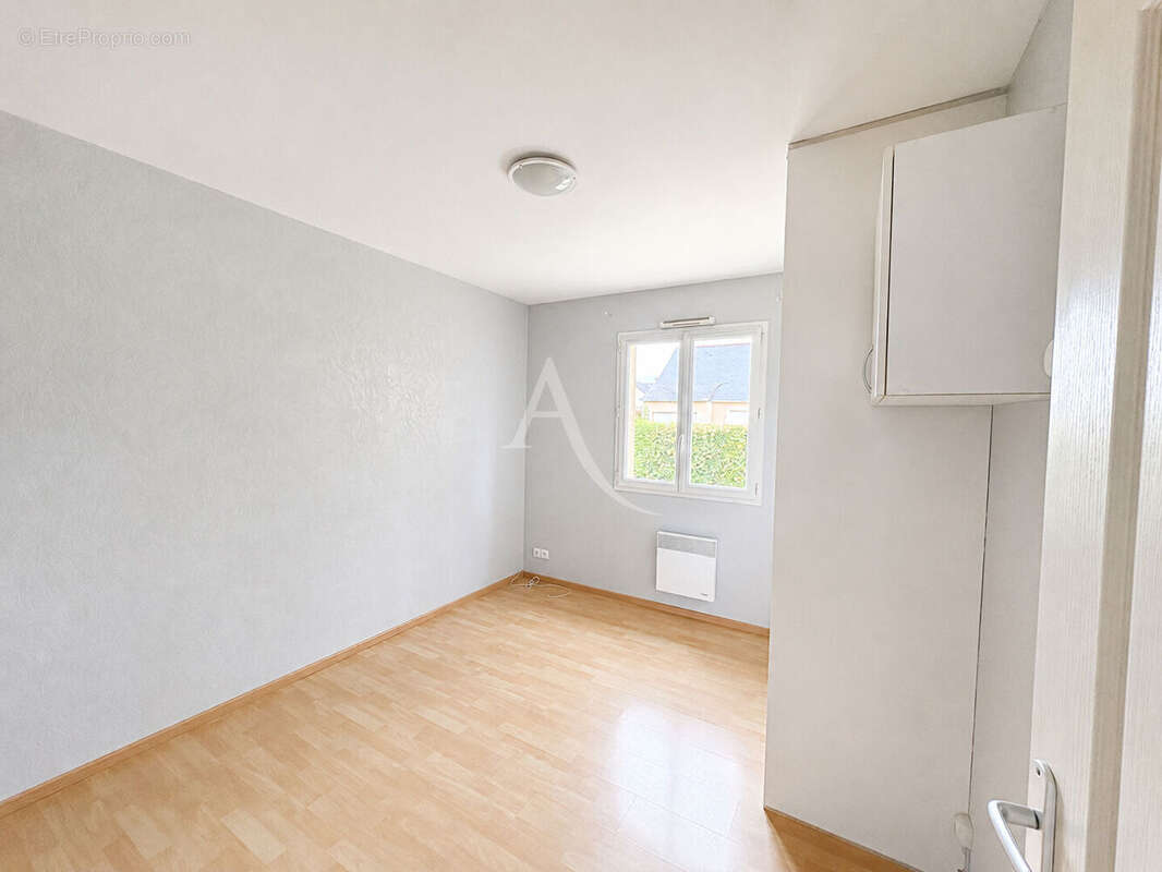 Vivy - Maison de plain-pied 113 m² - 5 chambres - Jardin et garage - photo 5