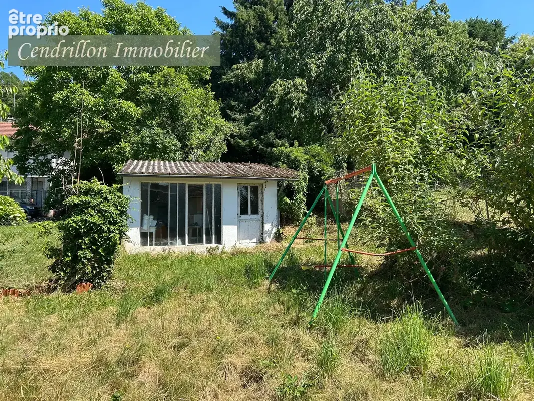 Maison de bourg à rafraîchir, mitoyenne d'un coté, 3 chambres, ~92m2 habitables, sur 438 m2 de jardin - photo 3