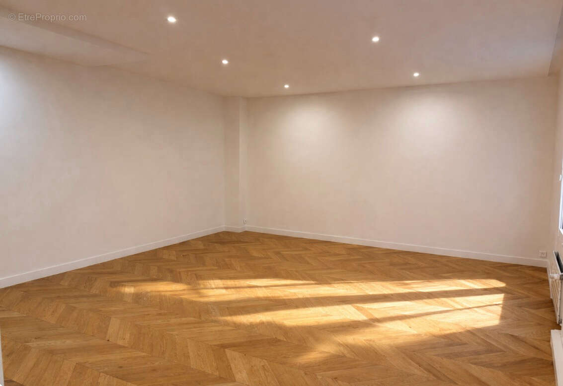 Commerce à PARIS-7E