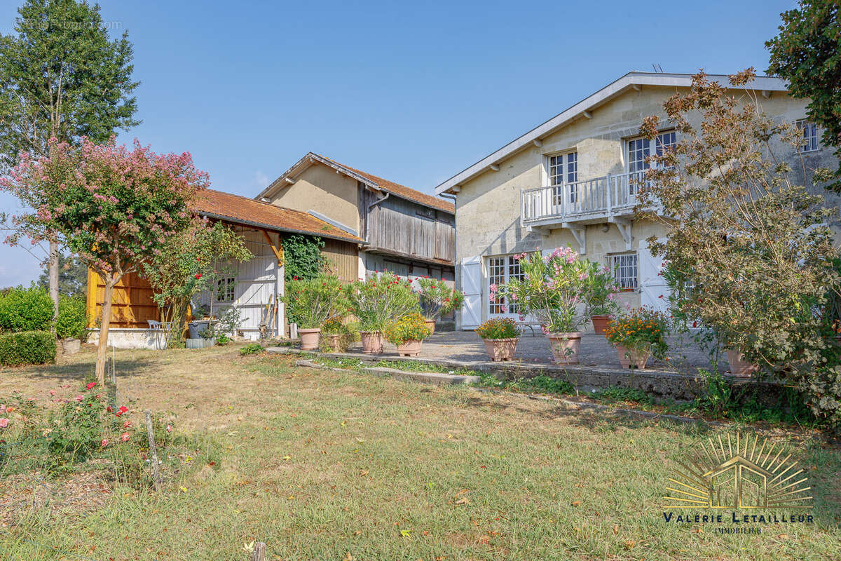 Maison de charme 358m2 habitables sur une parcelle de 10 000 m2 avec vue dégagée - photo 2