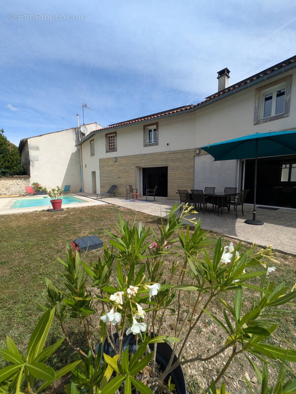 Maison à SALIGNAC-SUR-CHARENTE