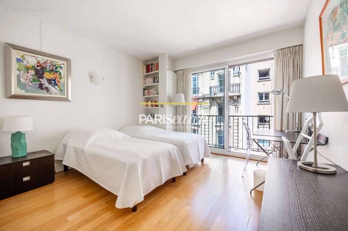 Appartement à PARIS-16E