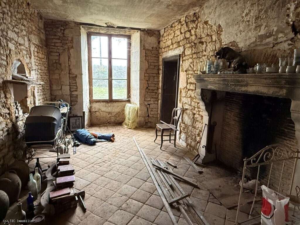 Aile de Vieux Logis du XVI? Siècle à Rénover, Proche de Ruffec - photo 8