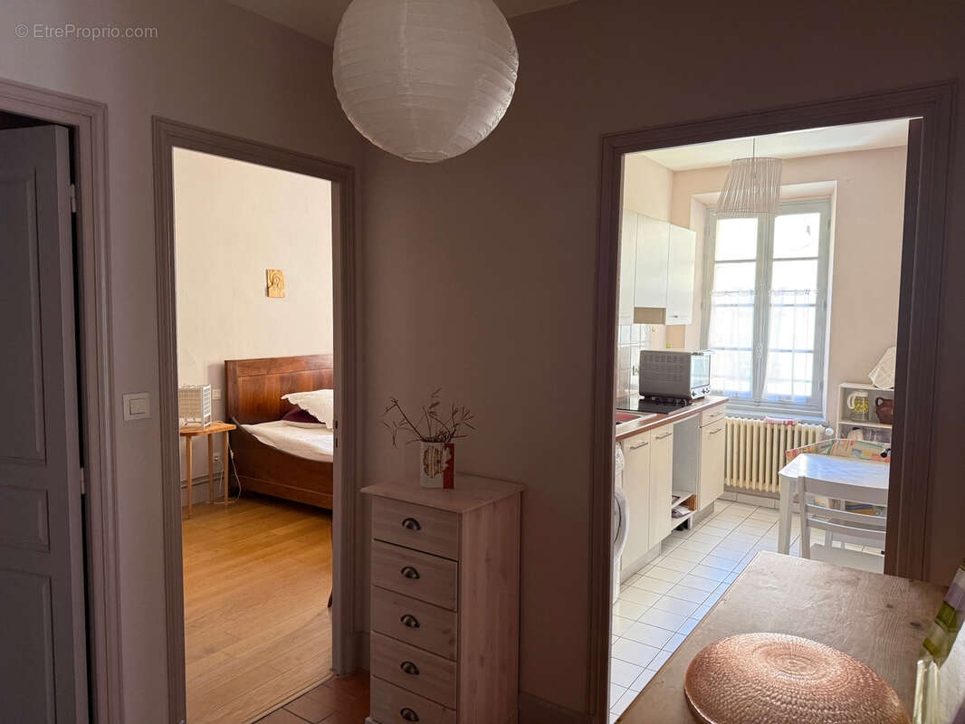 Élégant appartement traversant dans un immeuble historique - photo 5