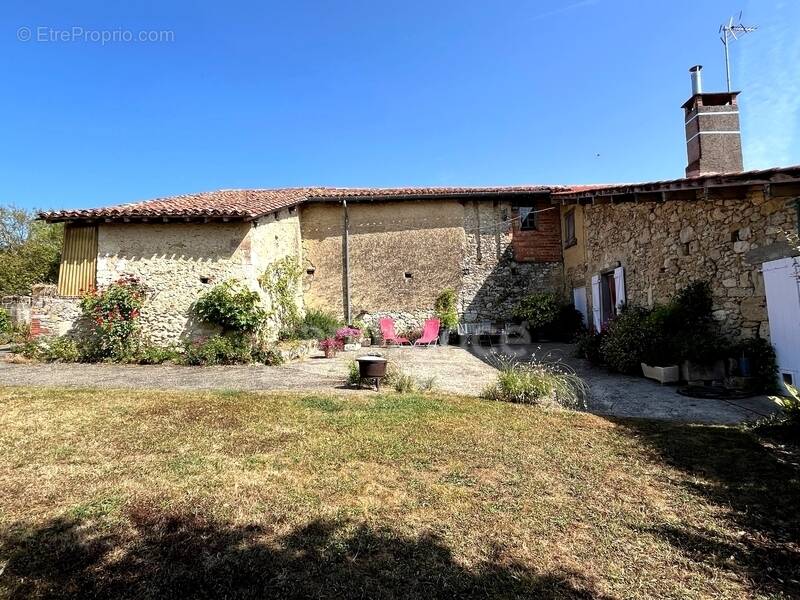 A vendre et rénover : Ancien corps de ferme 9 pièces, 6 chambres, au coeur d'un village proche de MAUVEZIN (32) - photo 2