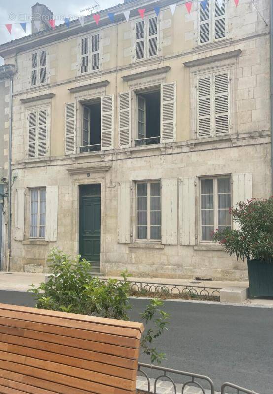 Maison à FONTENAY-LE-COMTE