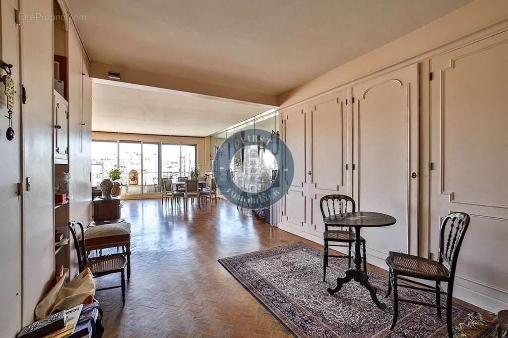 Appartement à PARIS-16E