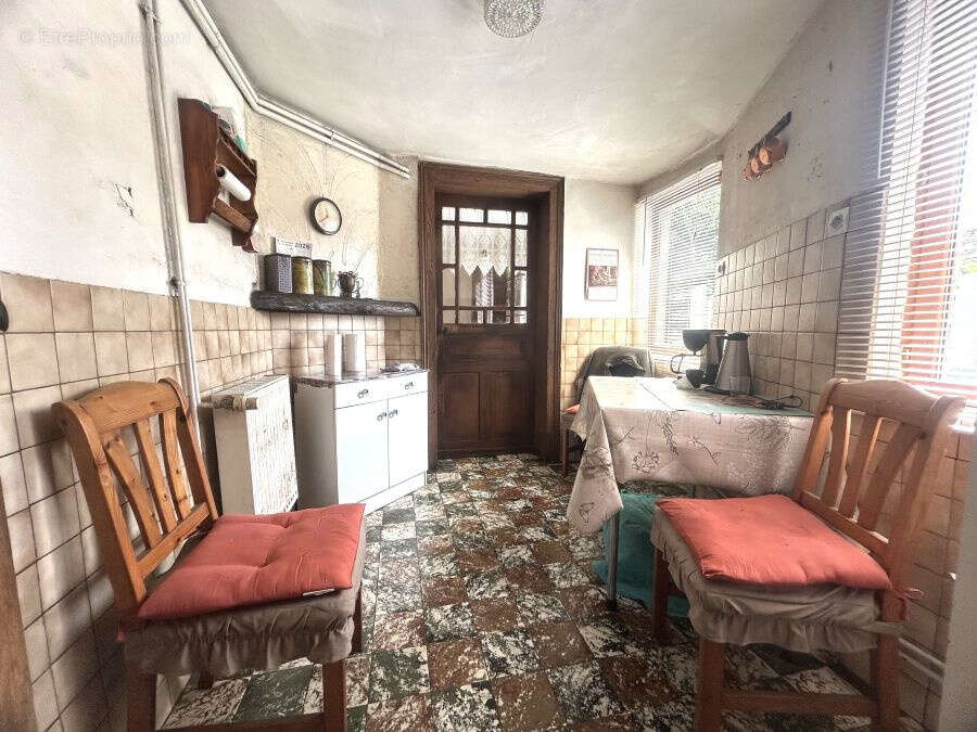 Maison de style bourgeoise, individuelle à rénover, développant 200m2 et bâtie sur 864m2 ! - photo 9