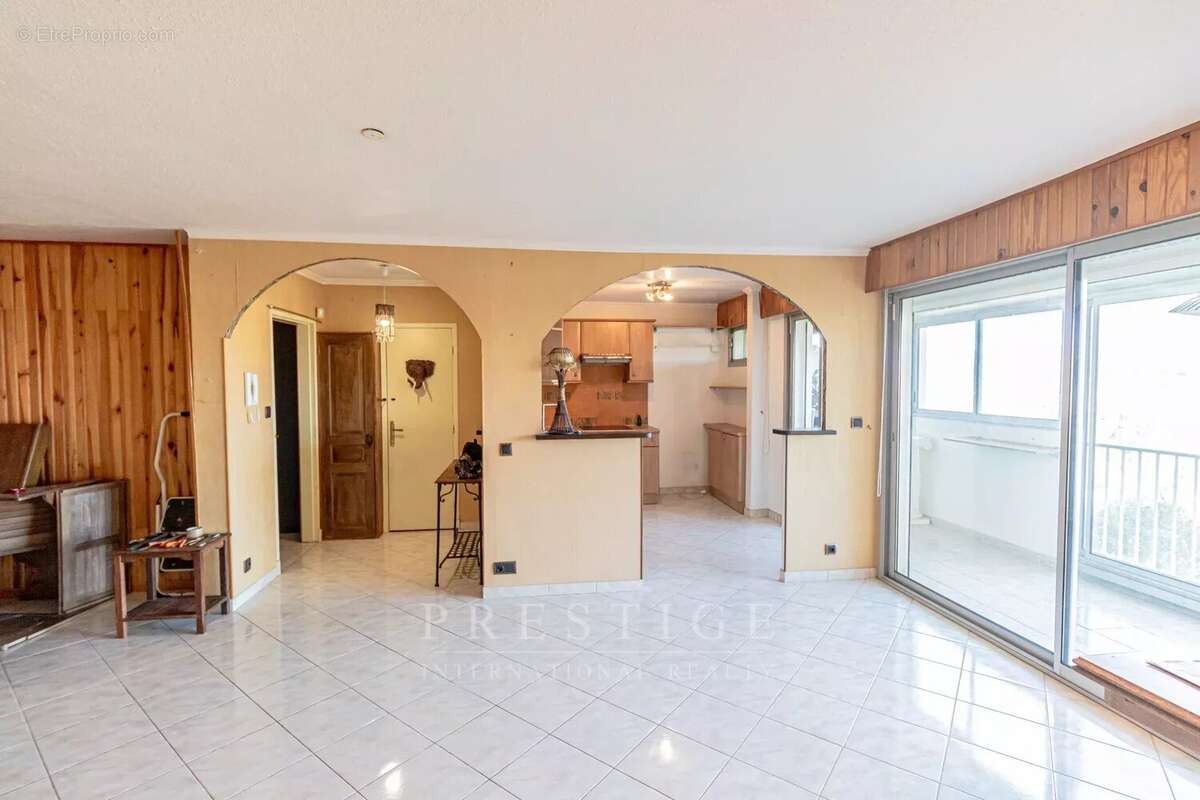 Appartement à SAINT-LAURENT-DU-VAR