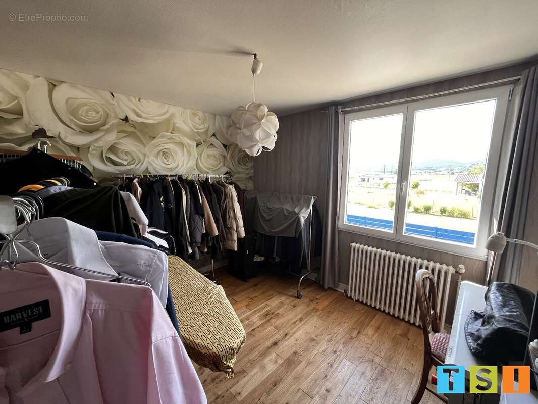 Maison rénovée 151 m²  4 chambres  Terrain 2120 m²  Piscine  Triple garage - photo 13
