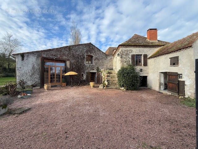 Maison à BELLENAVES