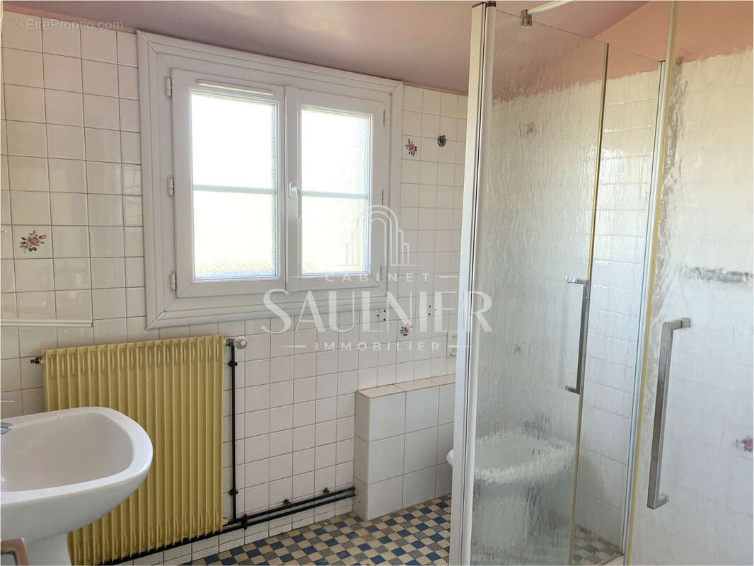 Entre Contres et Montrichard - À vendre - Longère avec dépendances et terrain. - photo 6