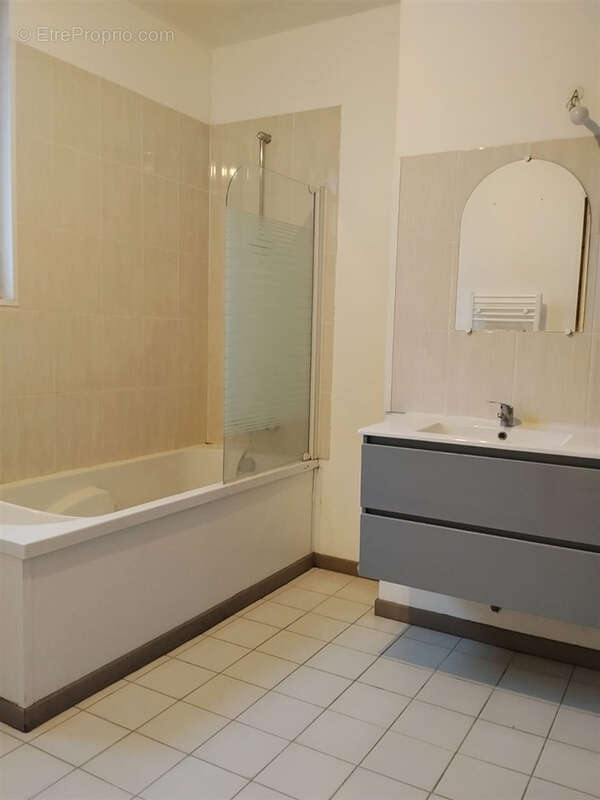 Appartement alliant charme, fonctionnalité et situation idéale, à proximité immédiate des commerces et des com - photo 6
