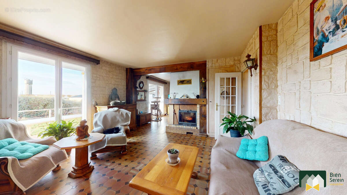 Salon avec insert bois  - Maison à UMPEAU