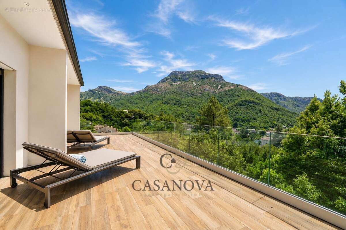 Propriété avec piscine intérieure et extérieure avec terrain de 5 300 m² à Sumène - photo 3