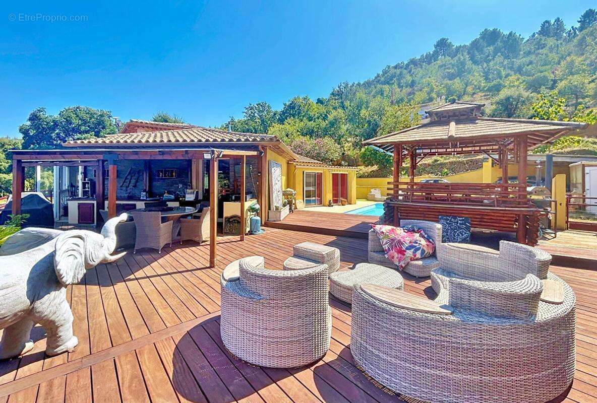 En EXCLUSIVITE Villa de 185m² avec panorama exceptionnel et un calme absolu sur la plaine des Maures - photo 11