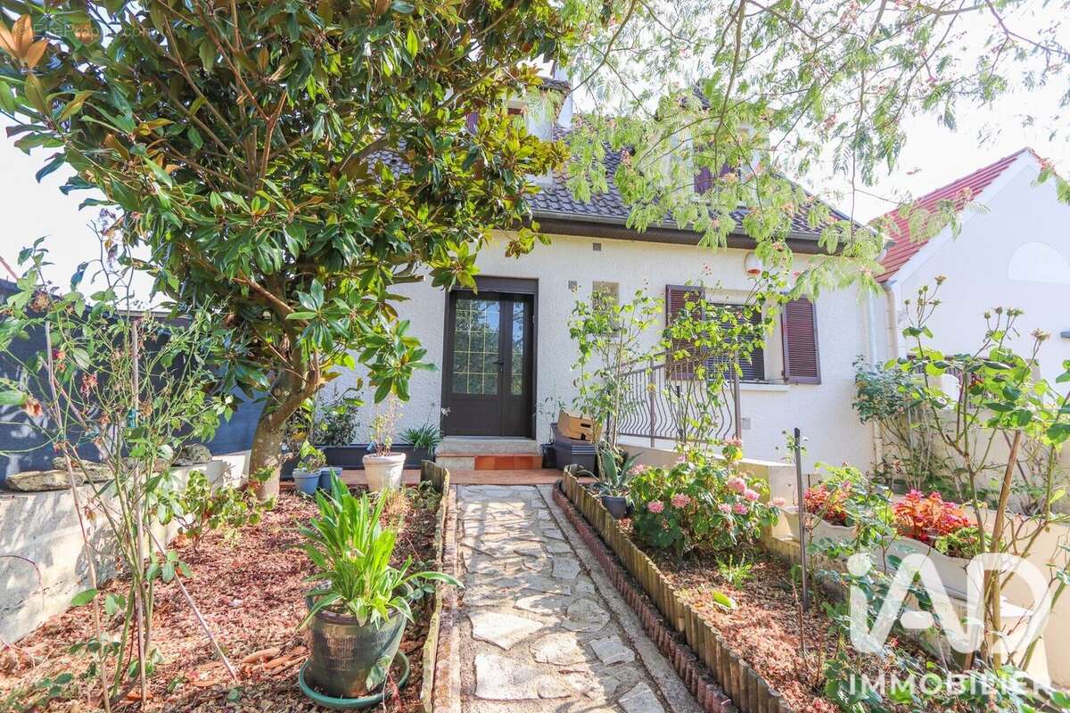 Maison 128 m² à Saint-Jean-Les-Deux-Jumeaux  - photo 2