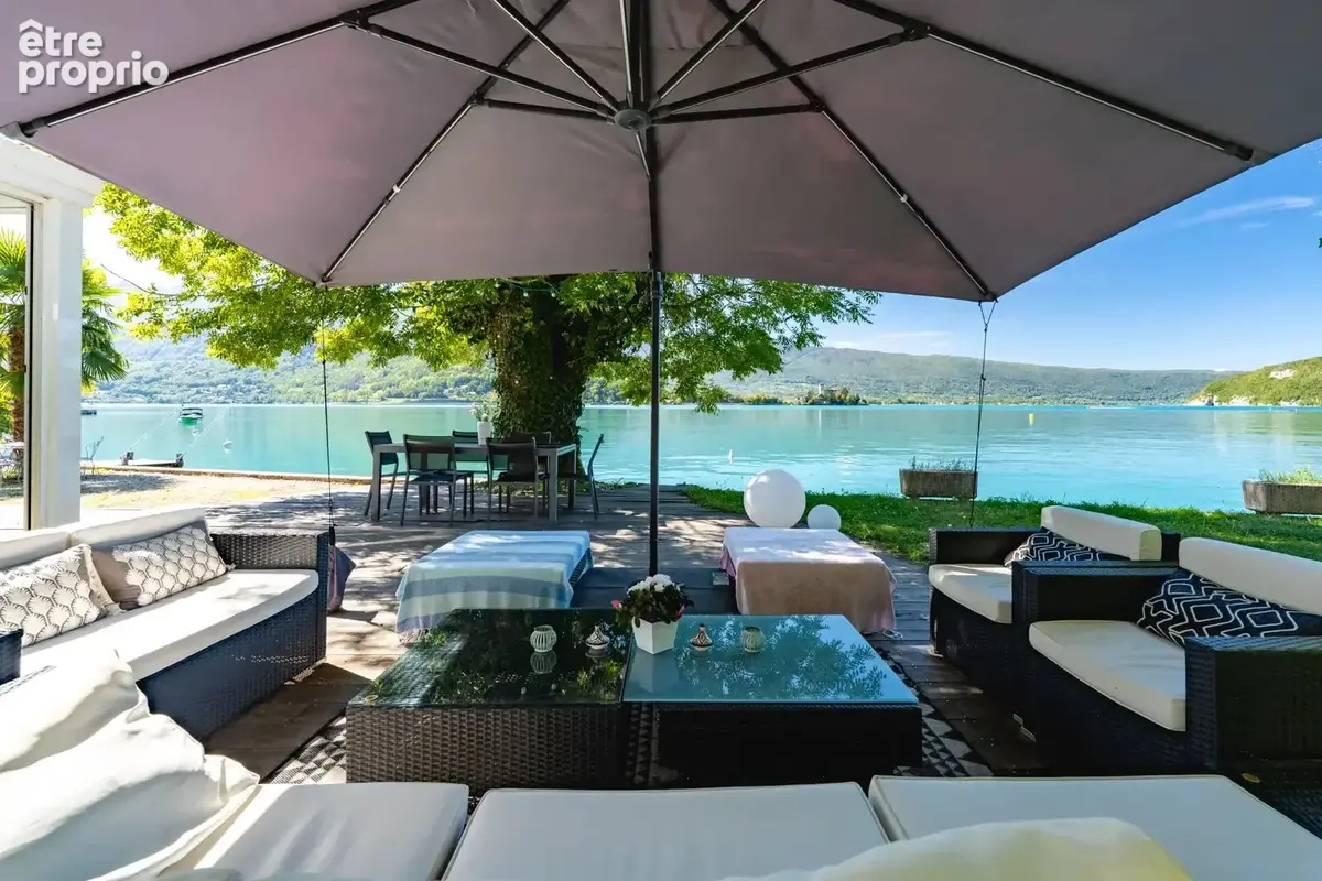 Talloires – Angon : maison pieds dans l'eau, ponton privé - photo 1