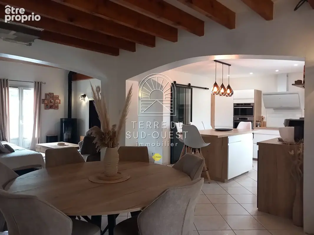 Maison familiale soignée avec piscine et espaces de vie généreux - photo 4