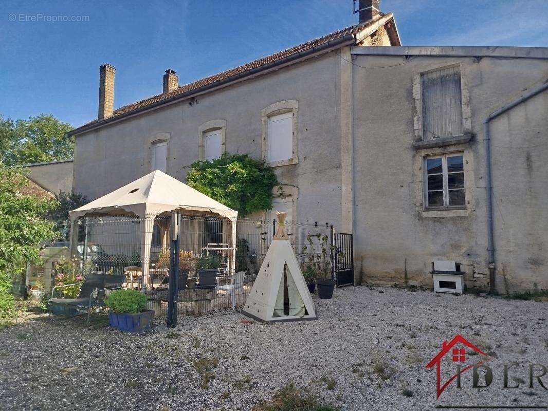 Ensemble immobilier compose de 3 maisons - photo 2