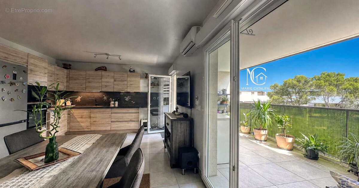 À VENDRE - Beau 2 pièces de 53 m² avec grande terrasse, PISCINE et parking - photo 3