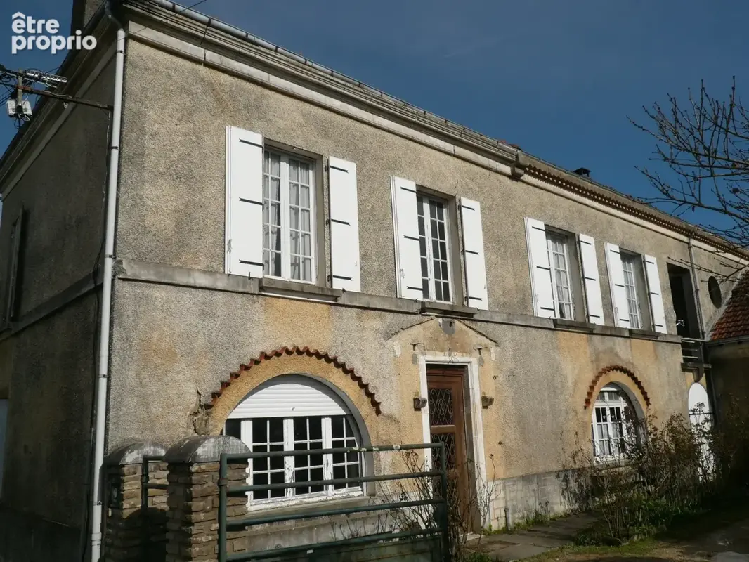  BURIE (17) A Vendre CORPS de FERME et Ses Nombreuses Dépendances  - photo 3