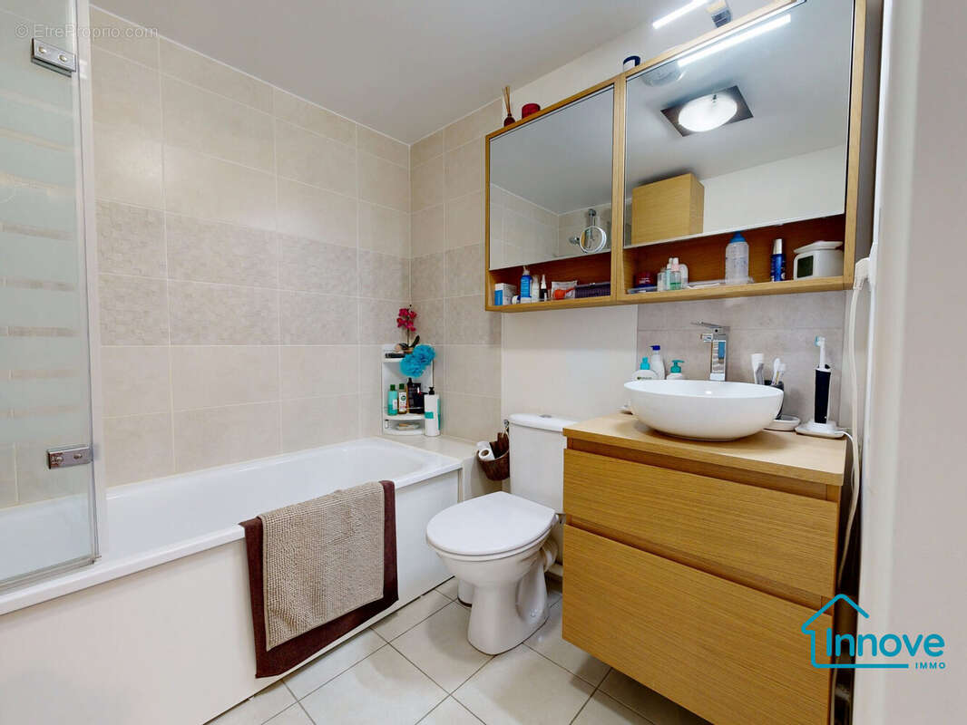 Appartement à THIVERVAL-GRIGNON