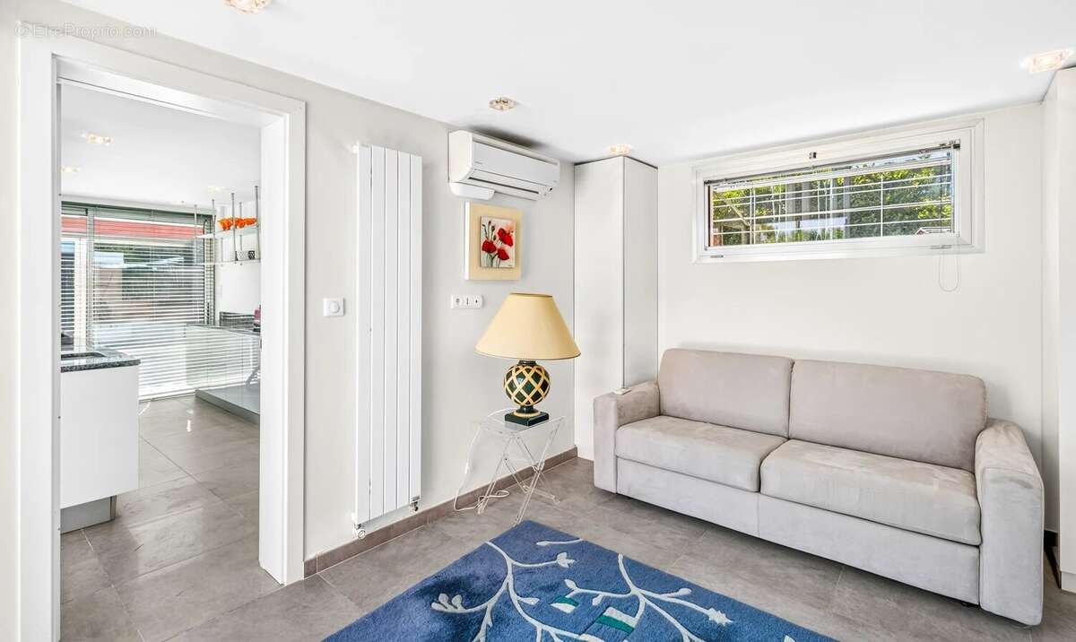 MOUGINS- belle villa individuelle de plain pied avec studio et piscine - photo 14