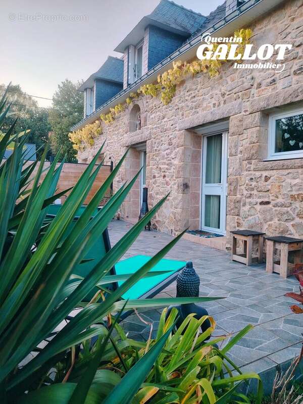 Charmante longère en pierre et sa dépendance – emplacement privilégié au cœur de ploeren 546 000 € fai  187 m²  7 pièces  4 cham - photo 2