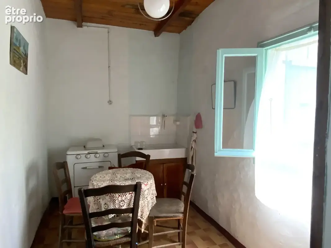 Maison à rénover avec cour, jardin et garage au coeur d'un des plus beaux villages de France. - photo 19