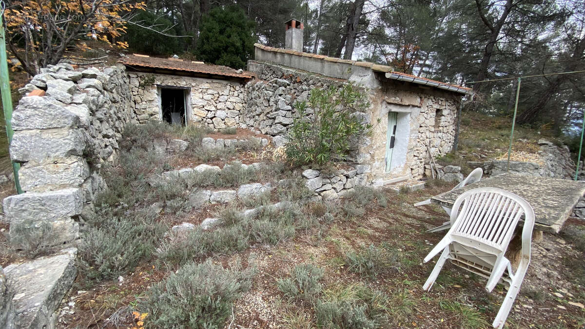 Superbe maison de 150 m2, T5/6, sur un terrain arboré de 4 200 m2 avec dépendance en pierre, piscine et garage - photo 3