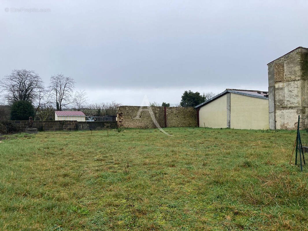 Terrain à FONTENAY-LE-COMTE