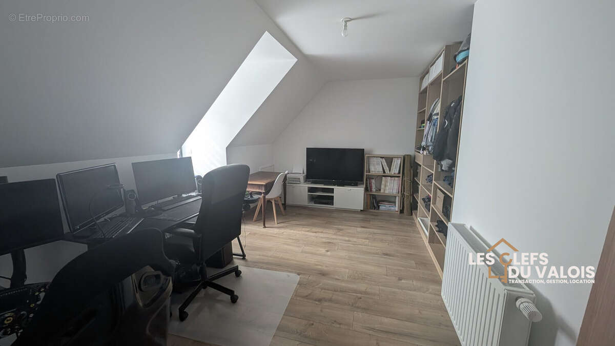 CHAMBRE 2 ETAGE  - Maison à CREPY-EN-VALOIS