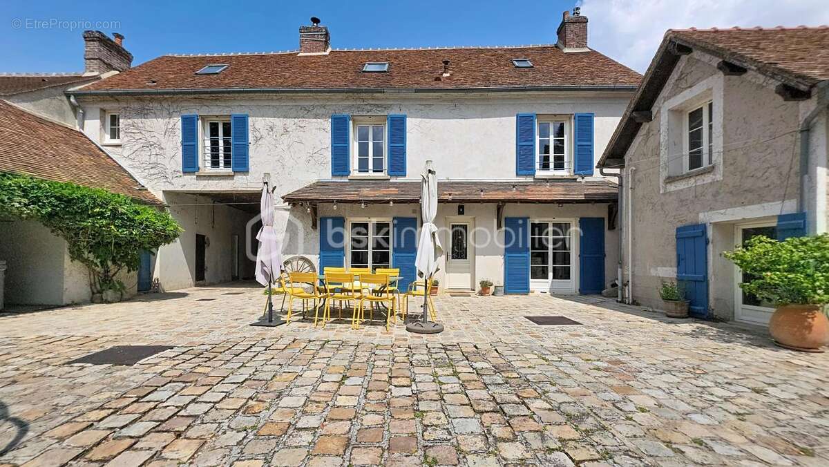 Maison de caractère 210 m² habitables (226 m² au sol) avec piscine chauffée, dépendances et jardin arboré - photo 3