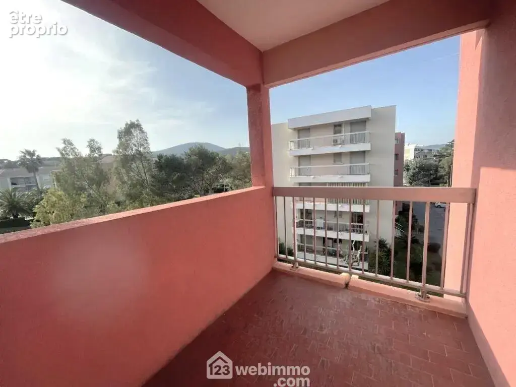 Balcon couvert offrant un espace extérieur supplémentaire.